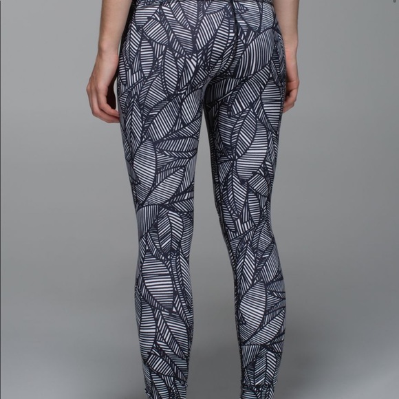 lululemon athletica Pants - EUC Lululemon crop White and Black Size 6